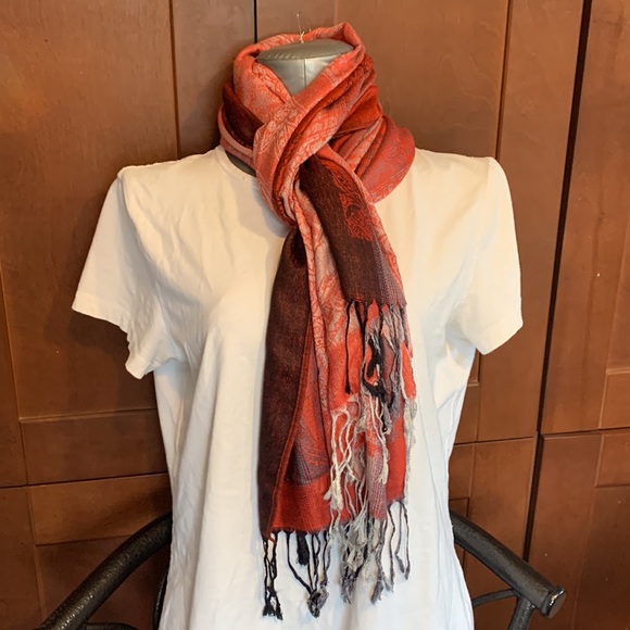 Red tones scarf - Picture 7 of 13